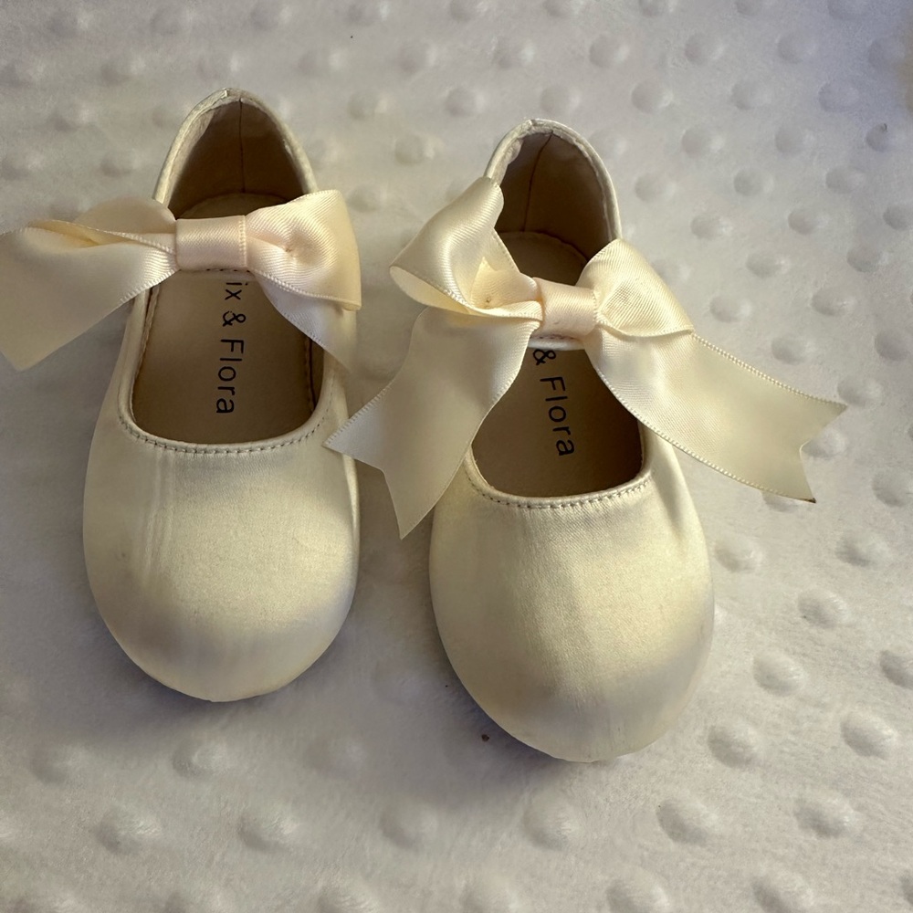 Cream Dress Shoes with Strap and Rounded Toe